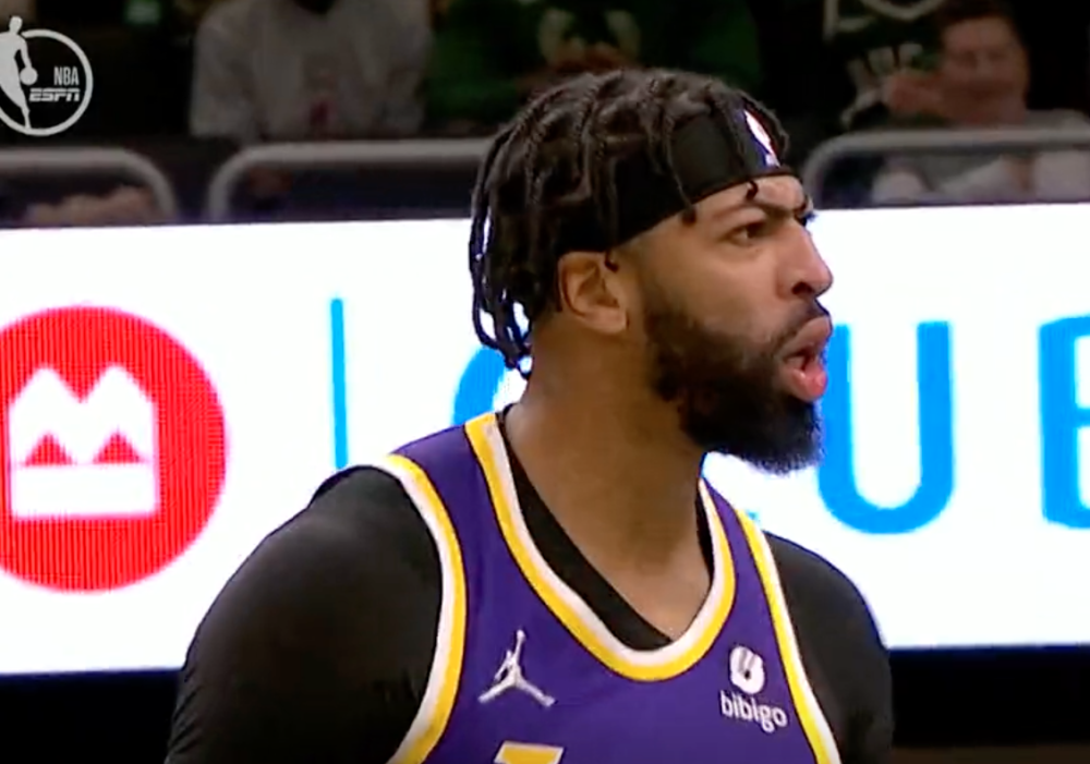 包含浓眉哥回归赛场，问鼎冠军首场状态亮眼，澳大利亚队观众沸腾！的词条